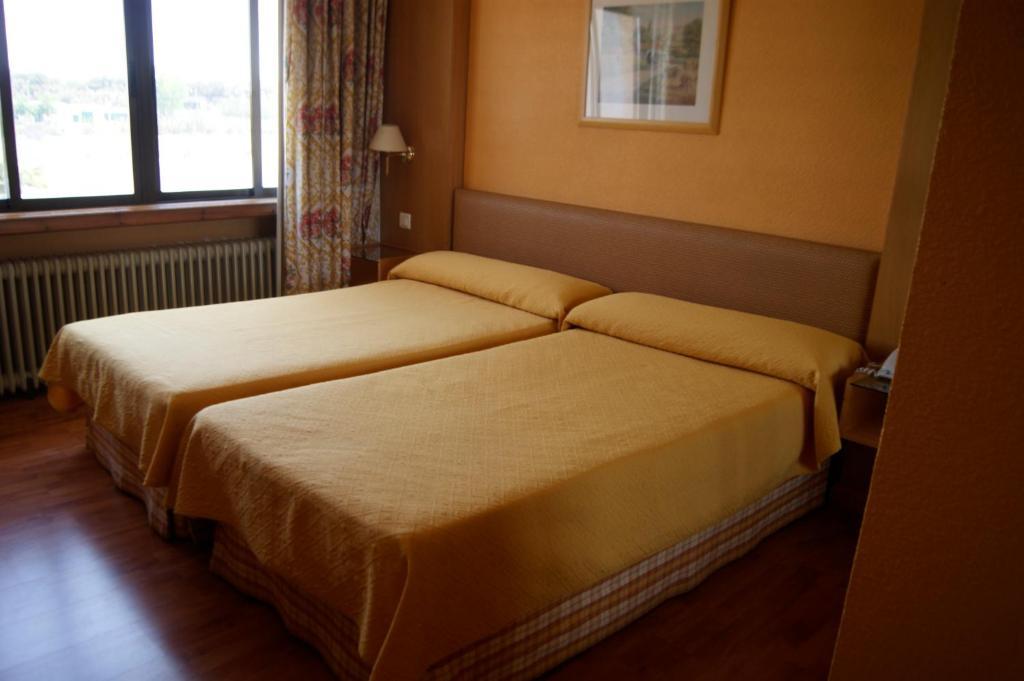 Hotel Restaurante San Roque Medina del Campo Zimmer foto