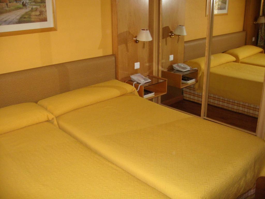 Hotel Restaurante San Roque Medina del Campo Zimmer foto