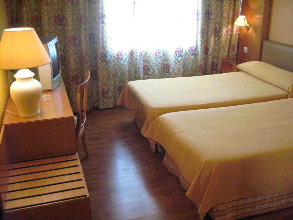 Hotel Restaurante San Roque Medina del Campo Zimmer foto