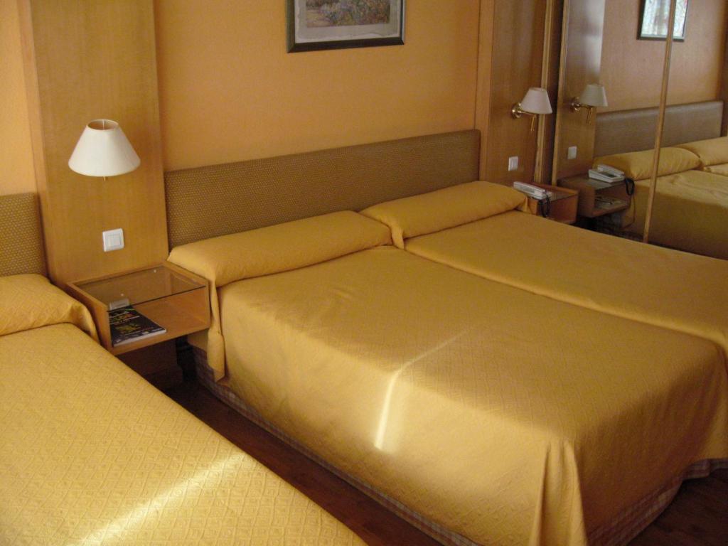 Hotel Restaurante San Roque Medina del Campo Zimmer foto