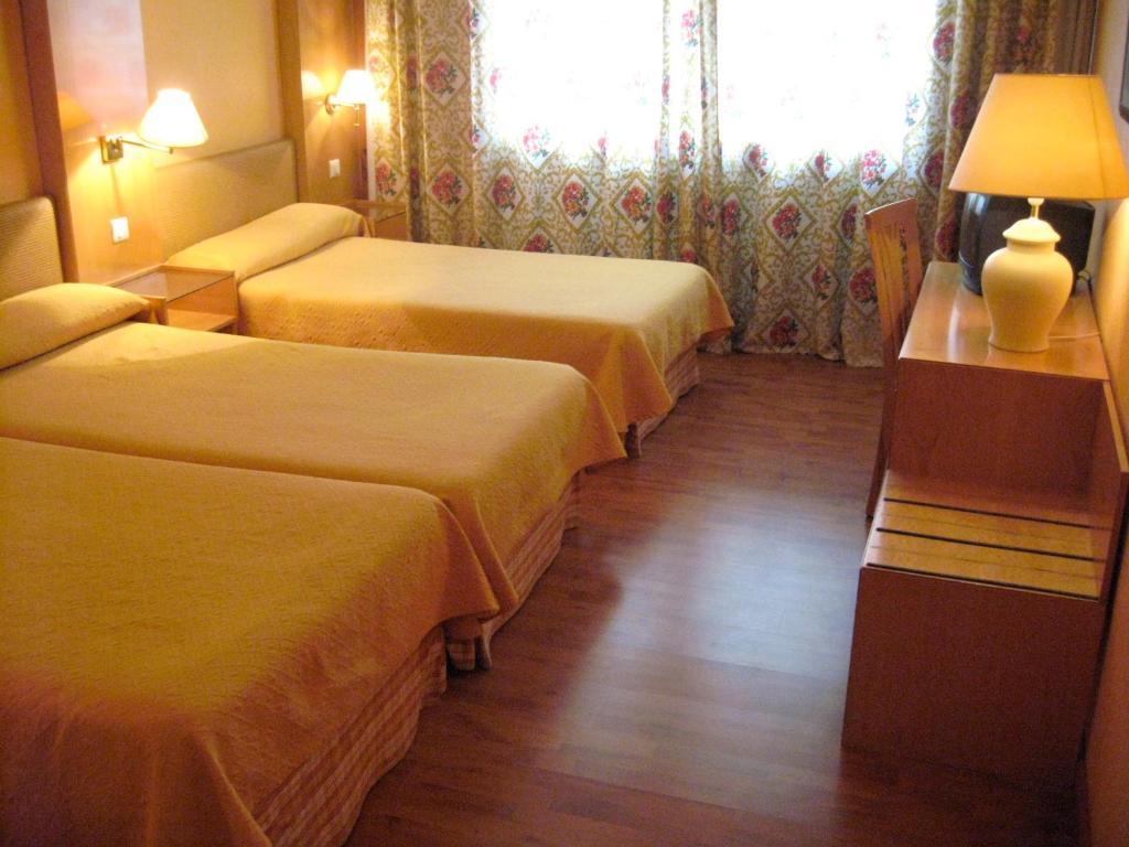 Hotel Restaurante San Roque Medina del Campo Zimmer foto