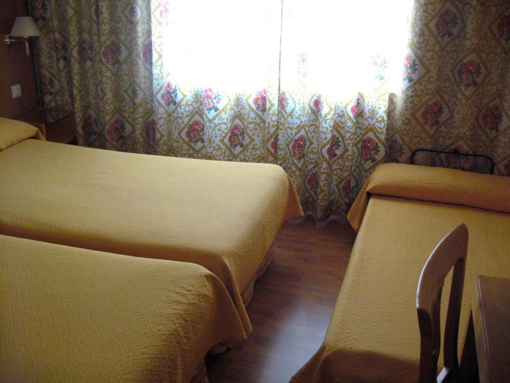 Hotel Restaurante San Roque Medina del Campo Zimmer foto